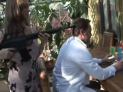 女特務俘虜只能聽話完成任務